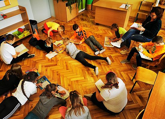 Uczniowie czytają książki