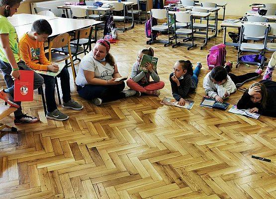 Uczniowie czytają książki