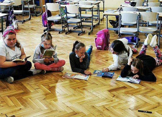 Uczniowie czytają książki