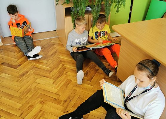 Uczniowie czytają książki