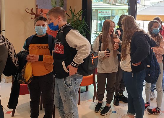 Uczniowie w cukierni