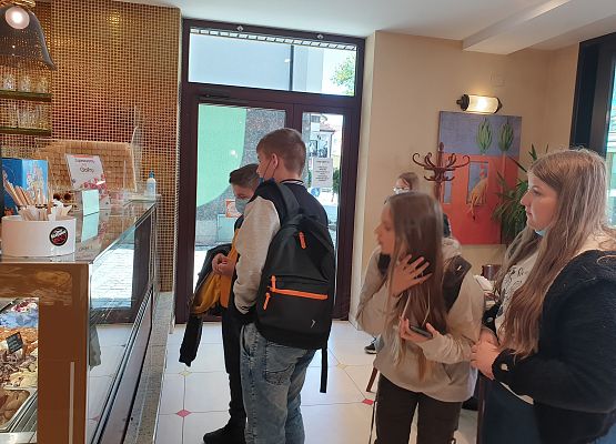 Uczniowie w cukierni