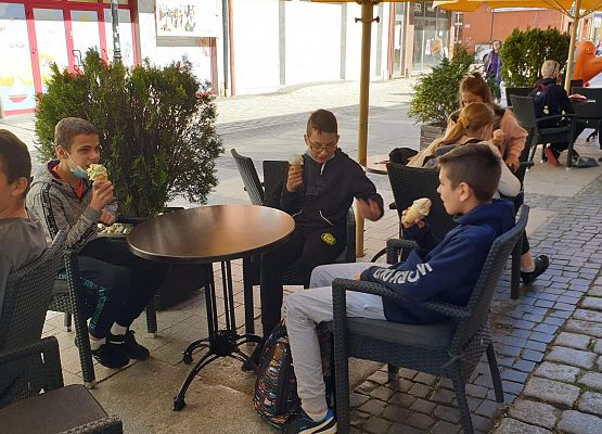 Uczniowie jedzą lody