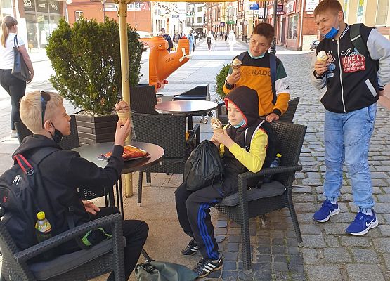 Uczniowie jedzą lody