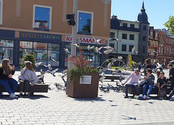 Uczniowie na Placu Pokoju w Lęborku