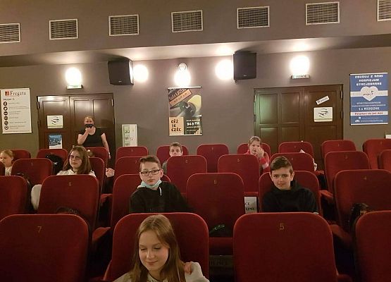 Uczniowie w kinie