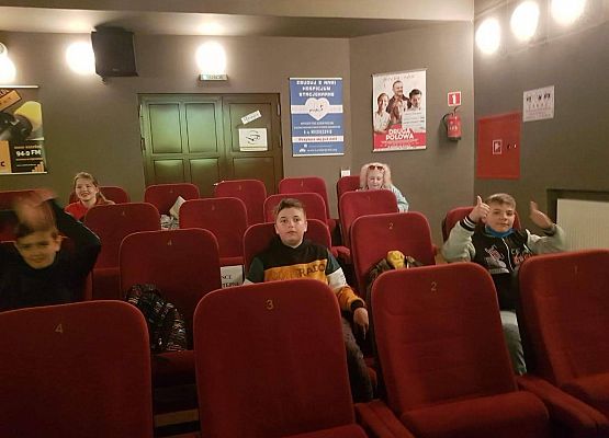 Uczniowie w kinie