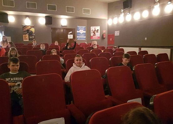 Uczniowie w kinie