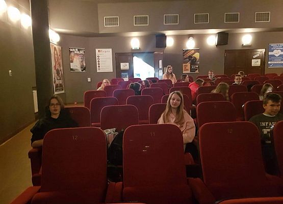 Uczniowie w kinie