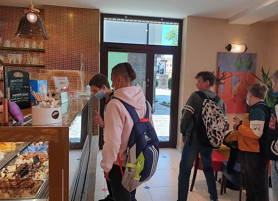 Uczniowie w cukierni