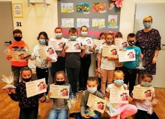 Uczestnicy konkursu z dyplomami