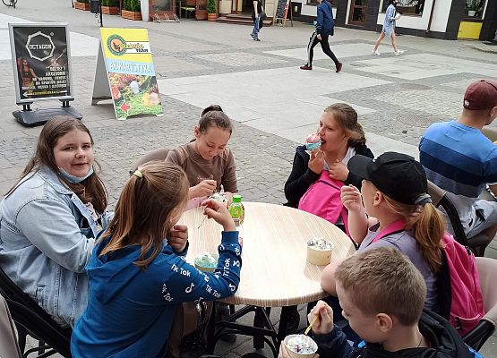 Uczniowie w lodziarni