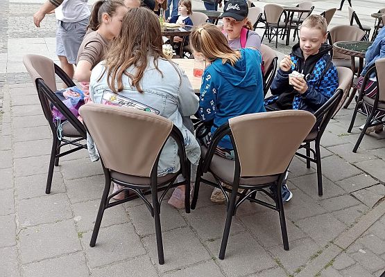 Uczniowie w lodziarni