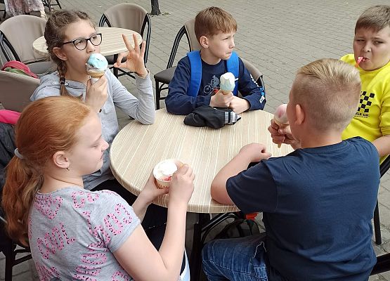 Uczniowie w lodziarni