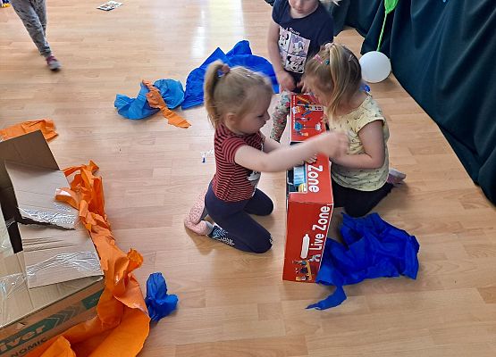 Zabawa dzieci w sali