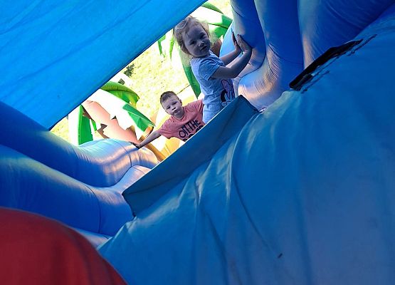 Zabawa na dmuchańcach