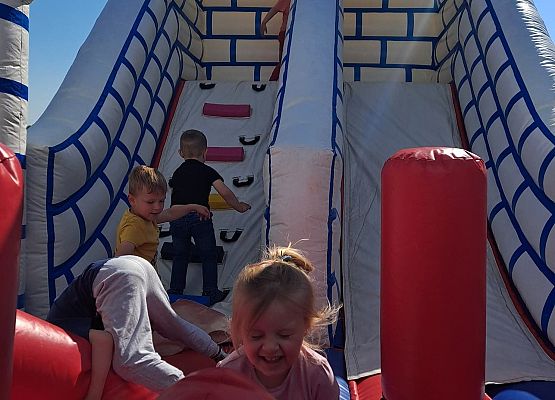 Zabawa na dmuchańcach