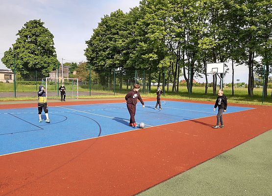 Uczniowie grają w piłkę