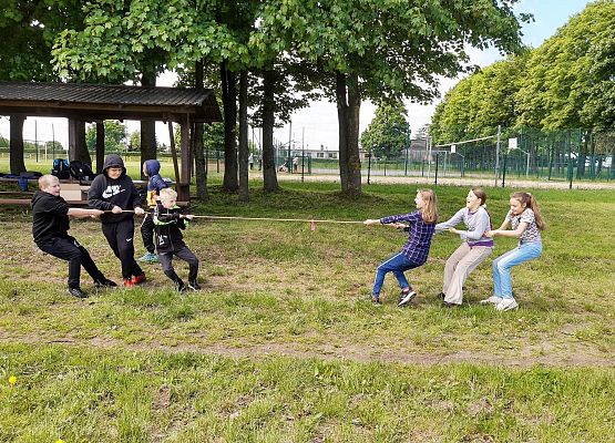 Dzieci przeciągają linę