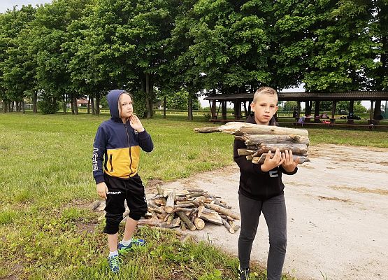 Uczeń niesie drewno