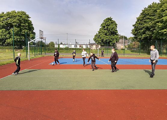 Uczniowie grają w piłkę