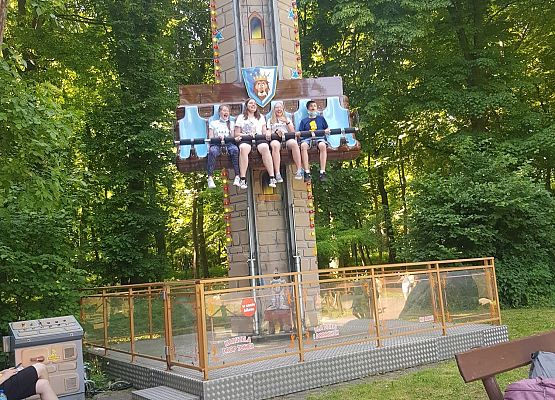 Uczniowie w DINO PARKU