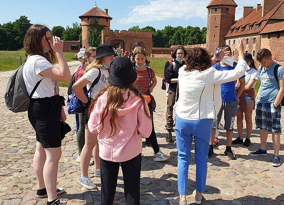 Uczniowie zwiedzają Zamek w Malborku