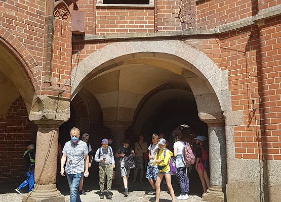 Uczniowie zwiedzają Zamek w Malborku