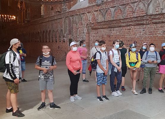 Uczniowie zwiedzają Zamek w Malborku