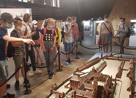 Uczniowie zwiedzają Zamek w Malborku