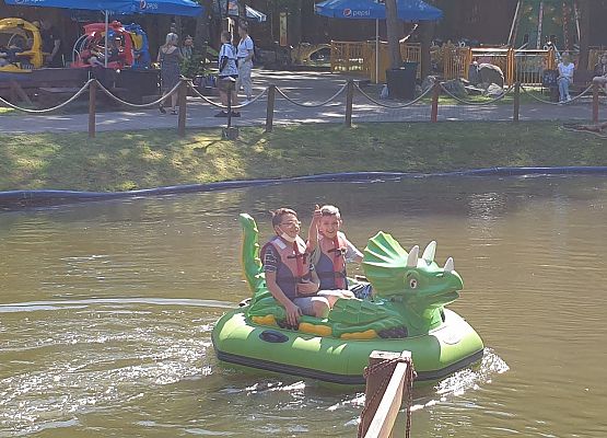 Uczniowie w DINO PARKU