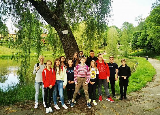 Uczniowie  na wycieczce szkolnej