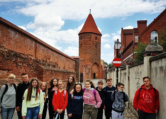 Uczniowie przy baszcie