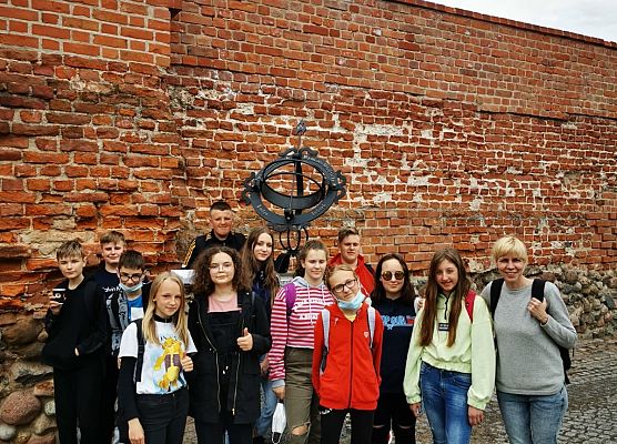 Uczniowie  na wycieczce szkolnej