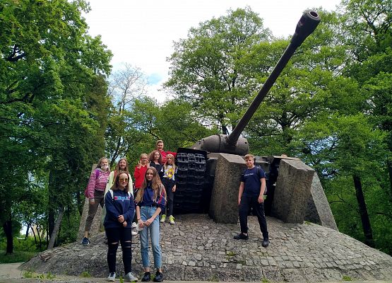 Uczniowie  na wycieczce szkolnej