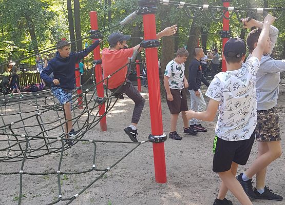 Uczniowie na placu zabaw