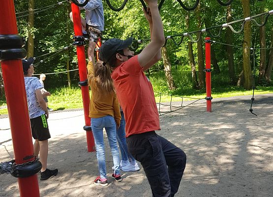 Uczniowie na placu zabaw