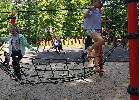 Uczniowie na placu zabaw