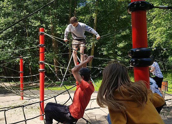 Uczniowie na placu zabaw