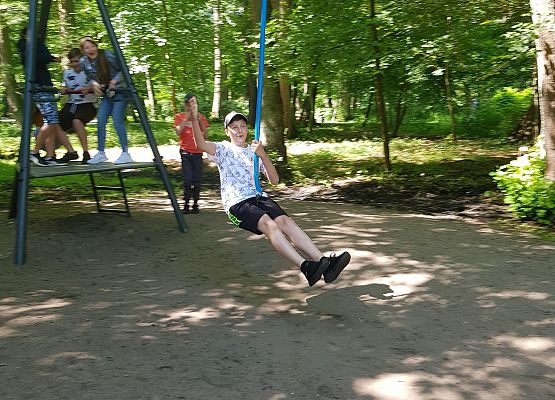 Uczniowie na placu zabaw