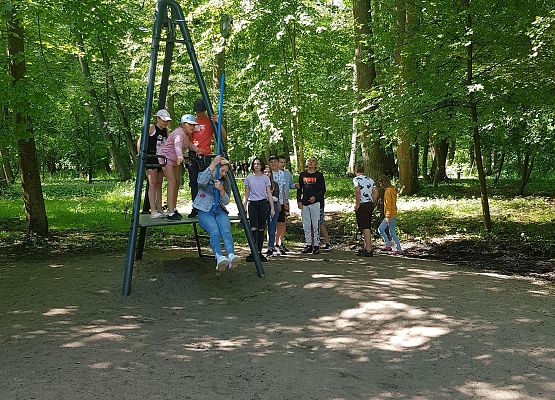 Uczniowie na placu zabaw