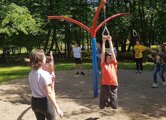 Uczniowie na placu zabaw