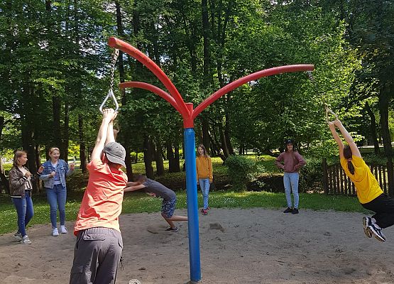 Uczniowie na placu zabaw