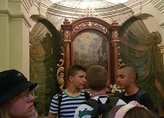 Uczniowie zwiedzają muzeum