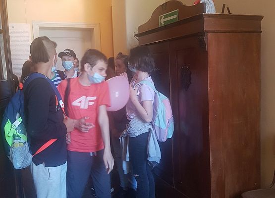 Uczniowie zwiedzają muzeum