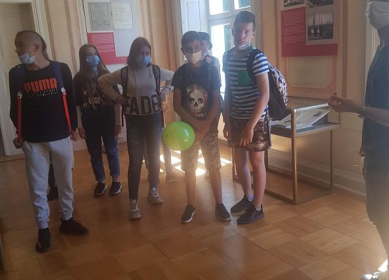 Uczniowie zwiedzają muzeum+
