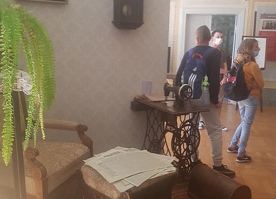 Uczniowie zwiedzają muzeum