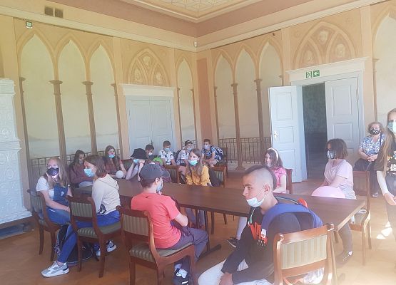 Uczniowie zwiedzają muzeum