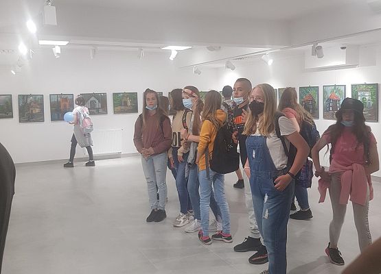 Uczniowie zwiedzają Książnicę