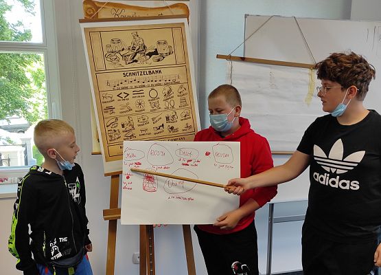 Uczniowie prezentują współczesne kaszubskie nuty